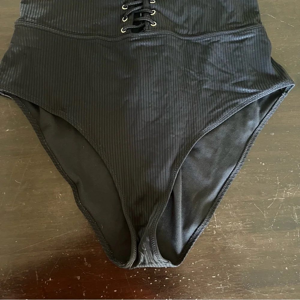 YMI black 3X one piece swimsuit adjustable straps removable pads. Lace up bust